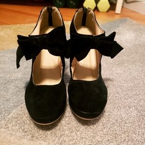 Black bowtie heeled booties